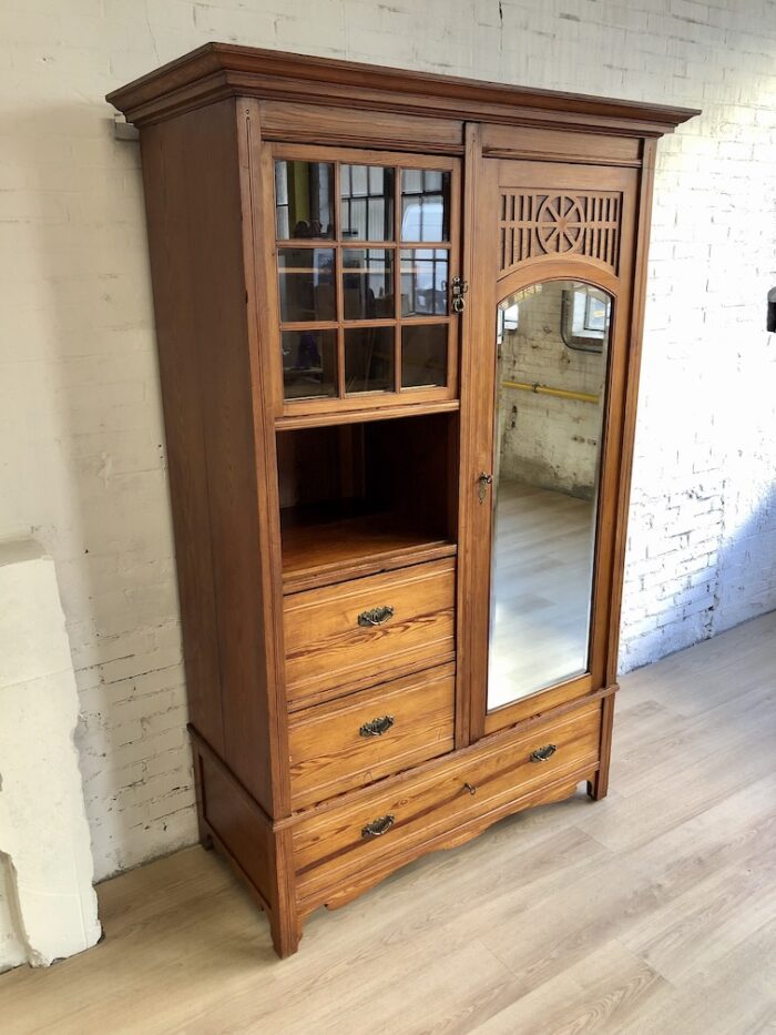 Kledingkast art deco drie lades drie planken roede vitrine